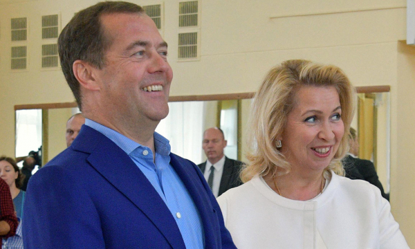 Медведев и его супруга получат дипломатические паспорта